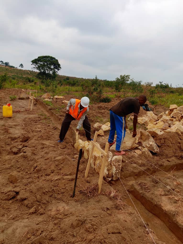 Construction du nouveau bloc d’auditoires du campus ISC‑Lomami à Kabinda Bâtiment presque achevé avec toiture métallique, prêt pour les finitions intérieures. Crédit photo : ISC Lomami.